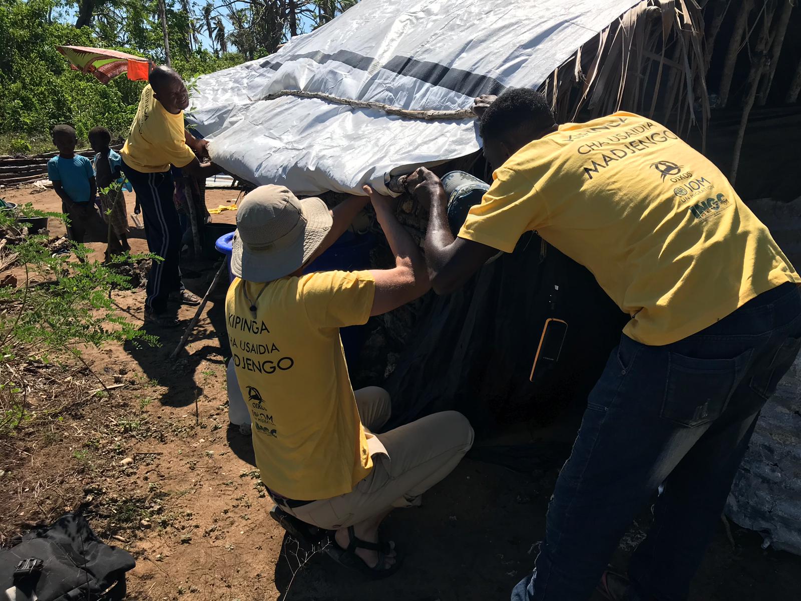 Shelter team al lavoro per ricostruire i tetti