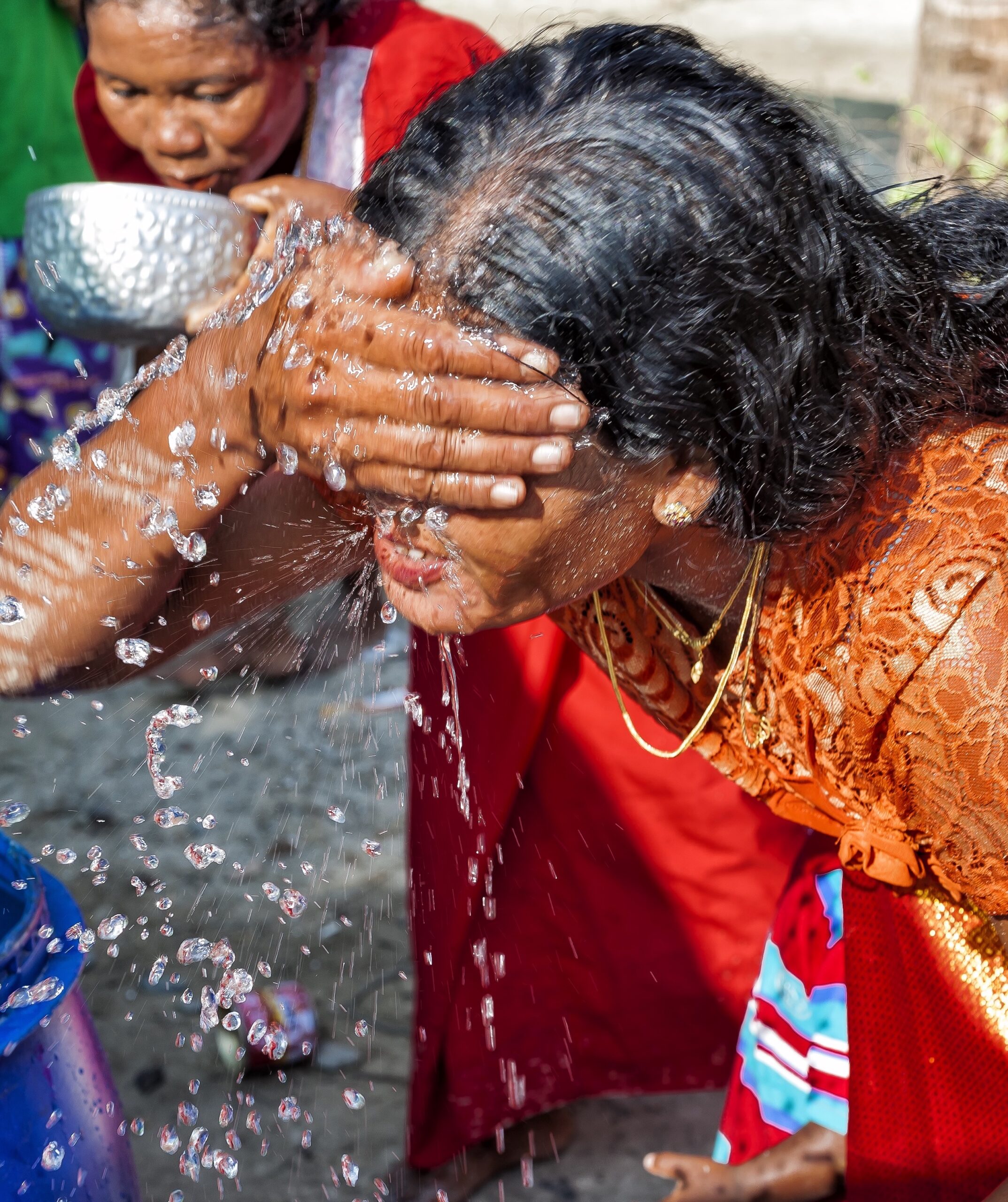 Il bicchiere mezzo pieno: l’acqua invisibile